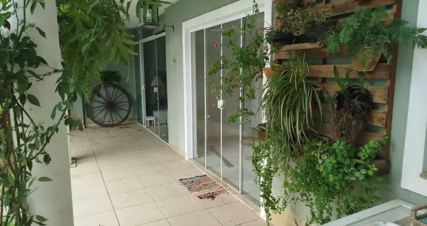 Bela casa em condomínio com segurança 24h em rua privilegiada