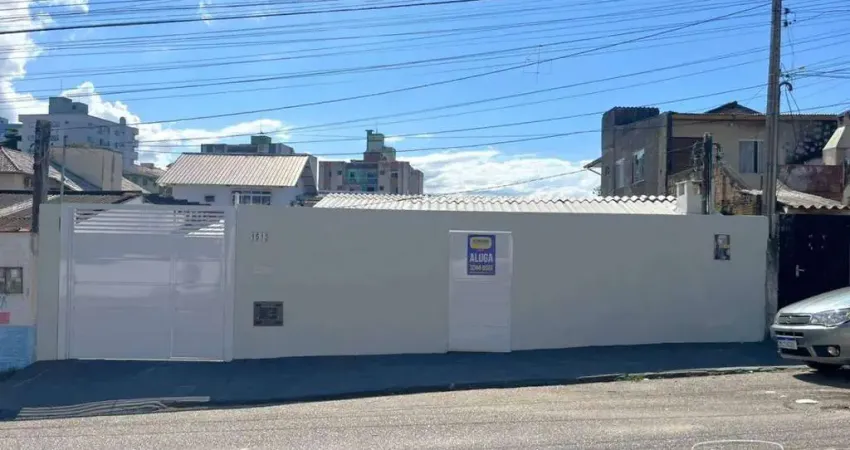 Casa de frente com 2 dormitórios para alugar, 120 m² por R$ 3.200/mês - Rua Irmã Bonavita, nº 1513 - Florianópolis