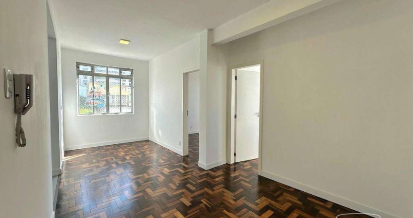 Apartamento reformado com 2 dormitórios à venda, 51 m² por R$ 475.000 - Estreito - Florianópolis/SC