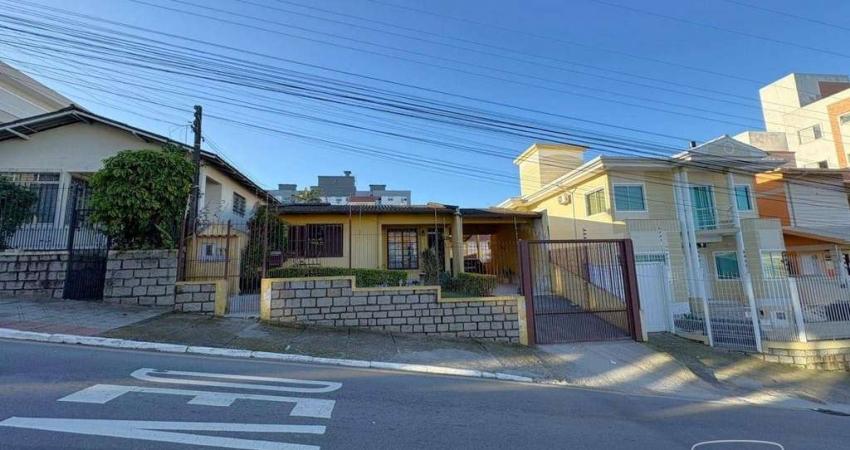 Casa Frente com 3 dormitórios para alugar, 122 m² por R$ 6.282/mês - Rua João Amaral Rios, 440 - Praia Comprida - São José/SC