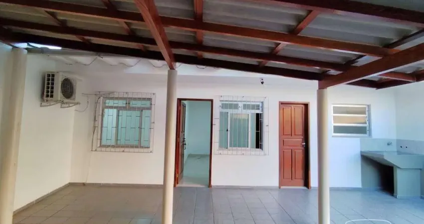 Casa fundos com 1 dormitório para alugar, 40 m² por R$ 2.035/mês - Capoeiras - Florianópolis/SC