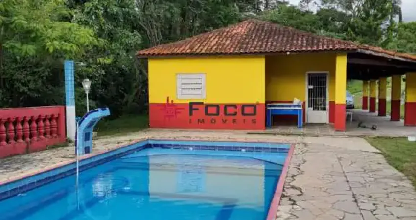 Chácara / mobiliada e escriturada / 04 quartos com 02 suítes / piscina / área gourmet / 4.300m² de terreno / 130m²  de construção / guararema