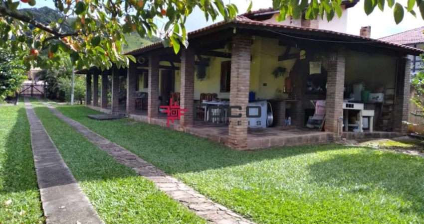 Chácara na beira do Rio Paraíba / Freguesia da Escada / 02 dormitórios / Piscina / 100 m² de construção / 3.000 m² de terreno / Guararema