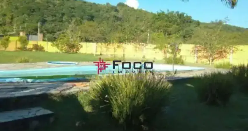 Excelente chácara com piscina / MOBILIADA / salão de jogos / 05 dormitórios com 2 suítes / 190 m² de construção / 2000 m² de terreno / Jacareí - Guararema