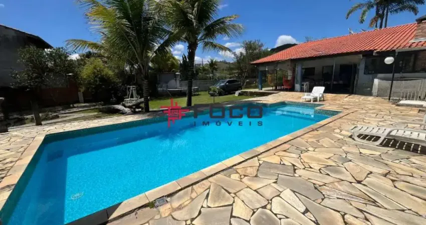 Chácara com fundos para o Rio Paraíba / Mobiliada  / 03 dormitórios com / Piscina / Mini lago de peixes / 120 m² de construção / 2200 m² de terreno / Guararema