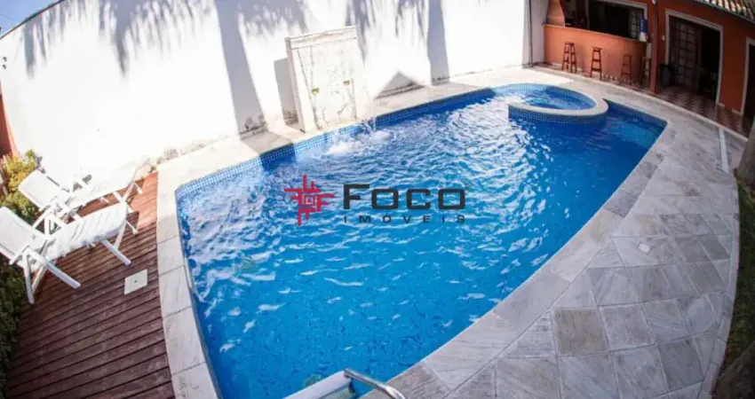 Casa sobrado/Villa Branca/ 03 Dormitórios sendo 01 suíte/250m²/ Jacareí