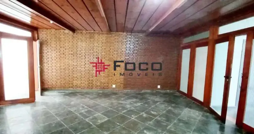 Casa Comercial Térrea de Esquina com 3 Entradas / Jd. Esplanada / 14 Salas / 292m² / São José dos Campos