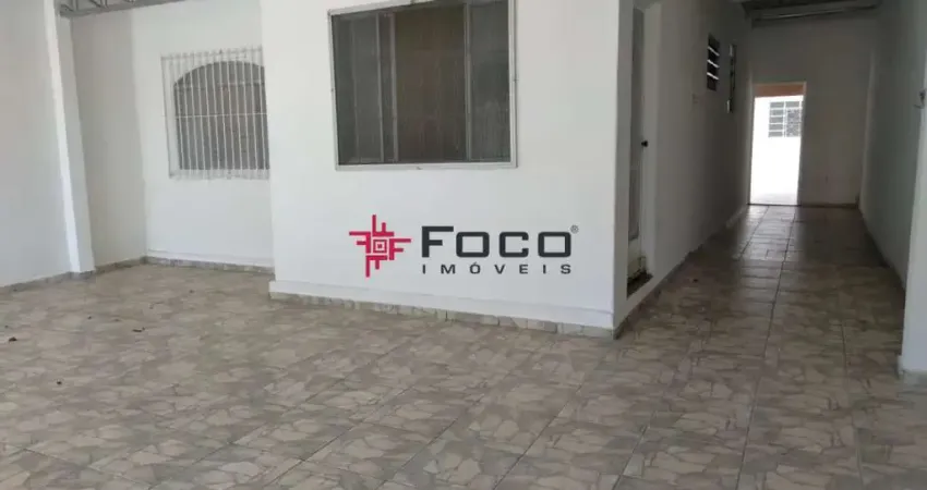 Casa a venda / Vale dos Pinheiros / 03 dormitórios sendo 01 suíte / Edícula / 80 m² de construção / 165 m² de terreno / São José dos Campos