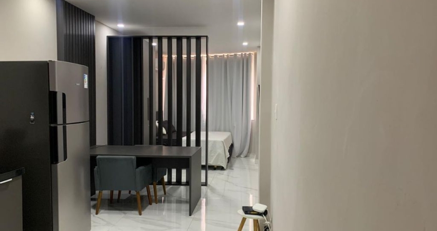 Studio Reformado na Avenida Nossa Senhora de Copacabana – Porteira Fechada, 1 Quadra da Praia!