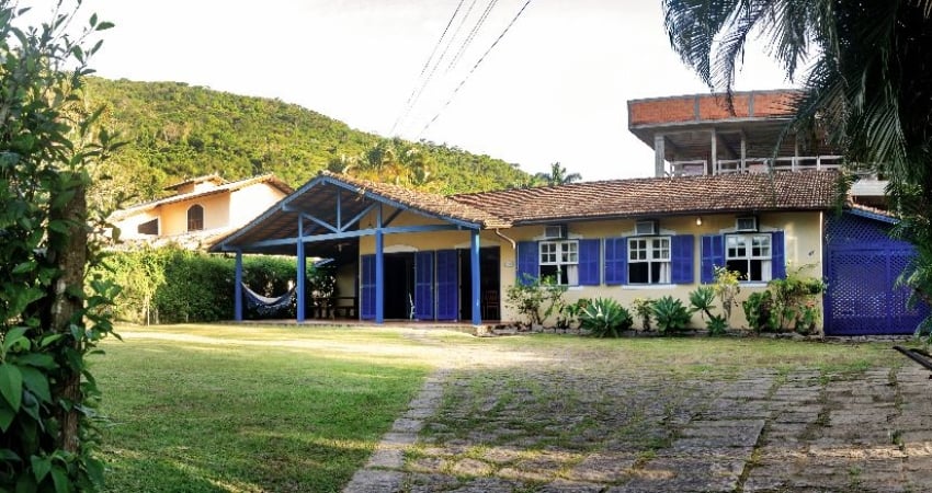 Casa Açoriana Charmosa à Venda – Um Refúgio de Tradição e Encanto em Floripa!s