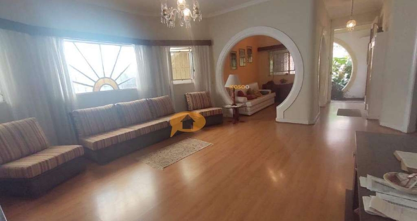 Casa térrea com 03 dormitórios e 02 vagas - Cambuci