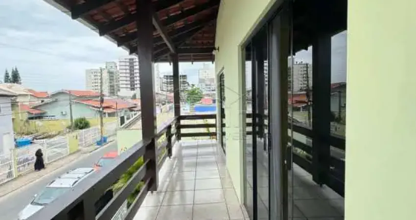 CASA BELÍSSIMA, 04 DORMITÓRIOS, 250M DA PRAIA, NO CENTRO, NAVEGANTES!