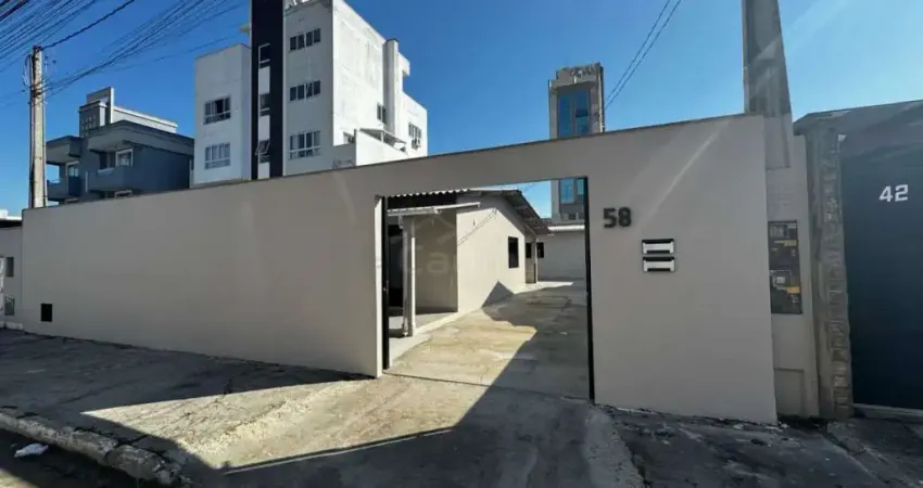 CASA 02 DORMITÓRIOS, COM EDICULA DE 2 DORMITÓRIOS, R$780.000,00, CENTRO, NAVEGANTES/SC!