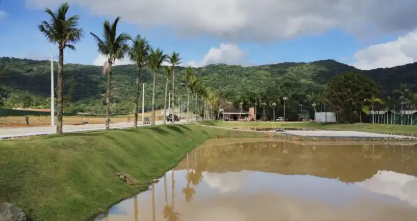 TERRENO À VENDA EM CONDOMINIO FECHADO, NA CIDADE DE PENHA R$ 730.000,00