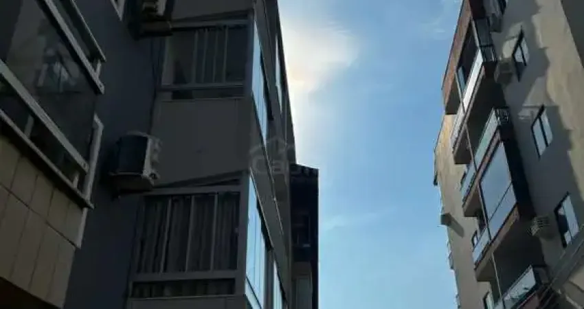 Apartamento mobiliado, 2 dormitórios, 50 metros do mar no bairro gravatá, navegantes/sc