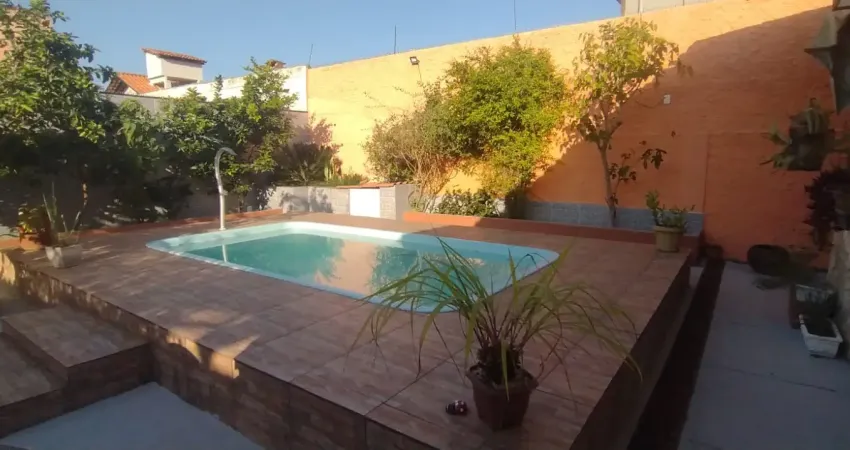 Casa linear com 3 quartos, 1suíte, 450m2, piscina, 4 vagas, área gourmet