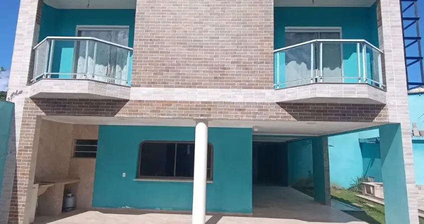 Vende-se Sobrado em condomínio alto padrão com 6 dormitórios a 500 m da praia