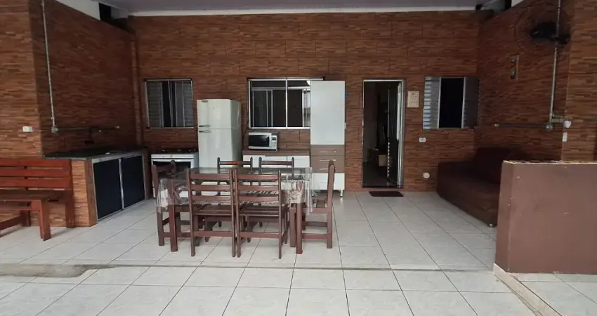Casa com 2 dormitórios sendo 2 suítes e com piscina a 600m da praia