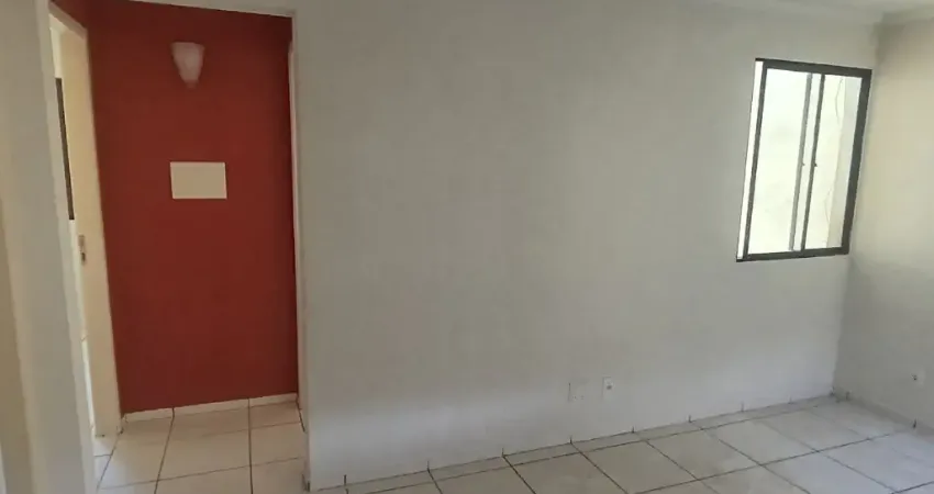 Apartamento reformado com 2 dormitórios a 450m da  praia
