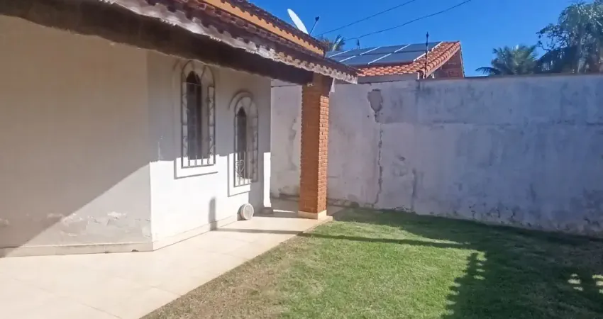 Casa a venda a 200 metros da praia com excelente espaço interno