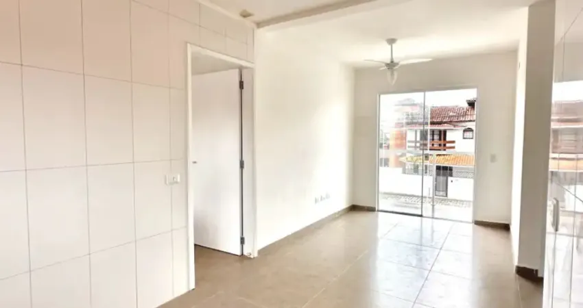 Vende se village com 2 dormitórios sendo 1 suite a 1 quadra da praia , 2 min a pé