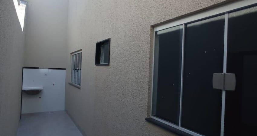 Belíssima casa com 3 quartos, localizada no Solar dos Ataídes 1  - Rio Verde - GO, com 150m² de área do terreno e 105m² de área construída.