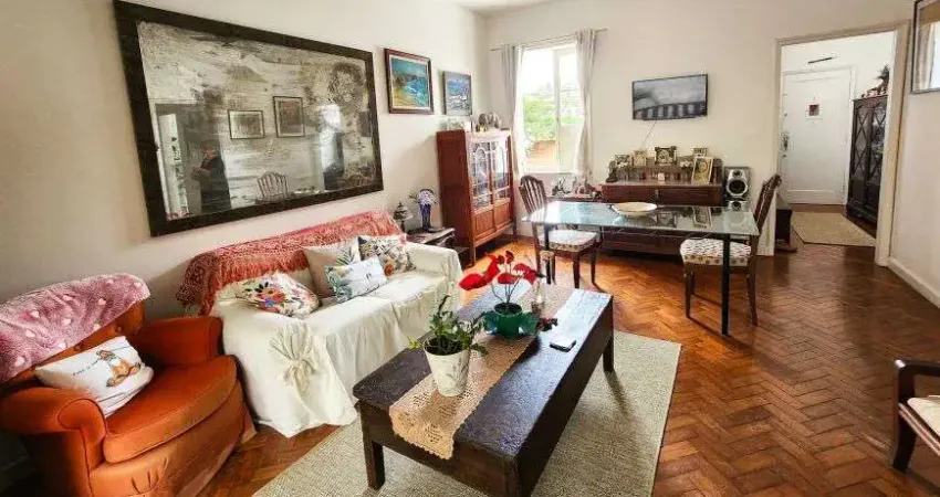 Prédio baixo, cercado de natureza e casas no Jd. Botânico