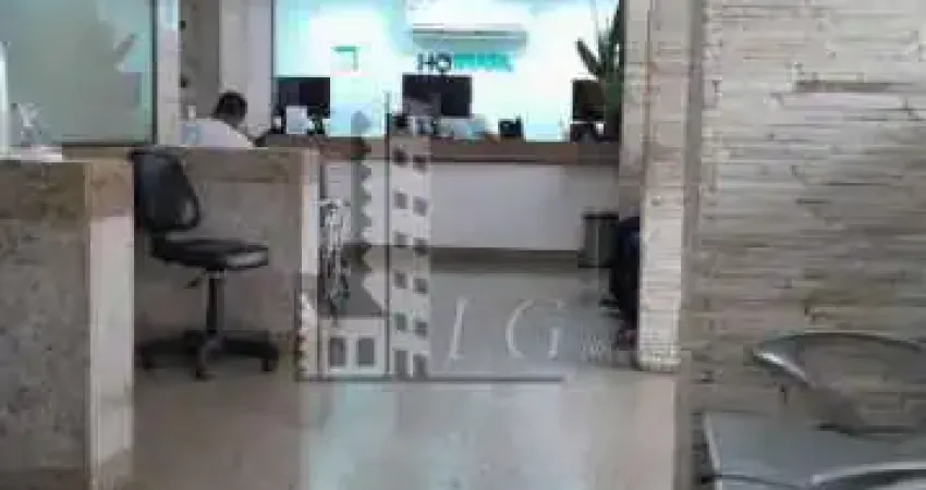 Suntuoso apartamento com sala grande, três quartos e garagem.