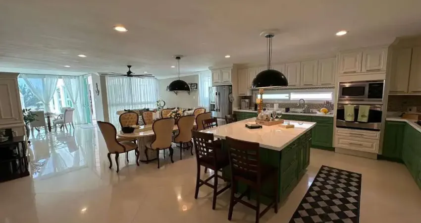 VENDO CASA DUPLEX COM 6 QUARTOS EM INTERLAGOS