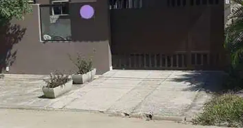 Casa em condomínio fechado, próximo à praia em Unamar.