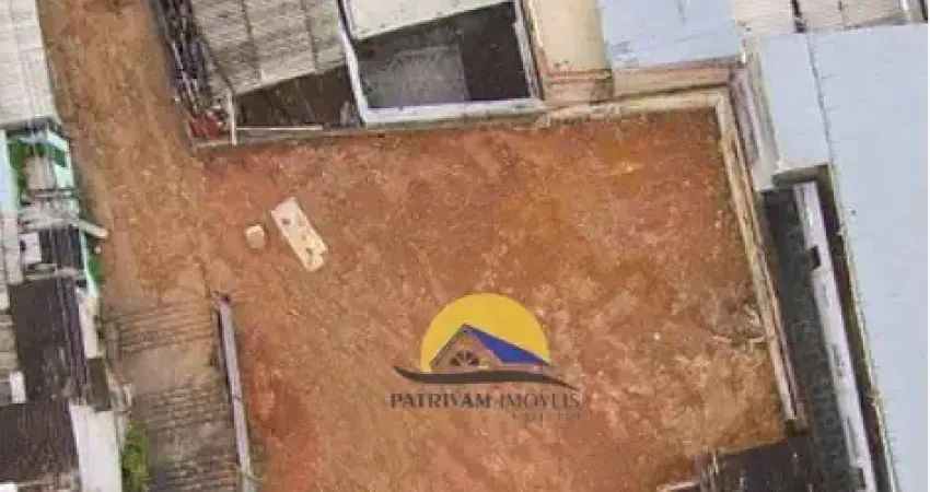 Terreno de esquina, em rua tranquila, totalmente murado e limpo.