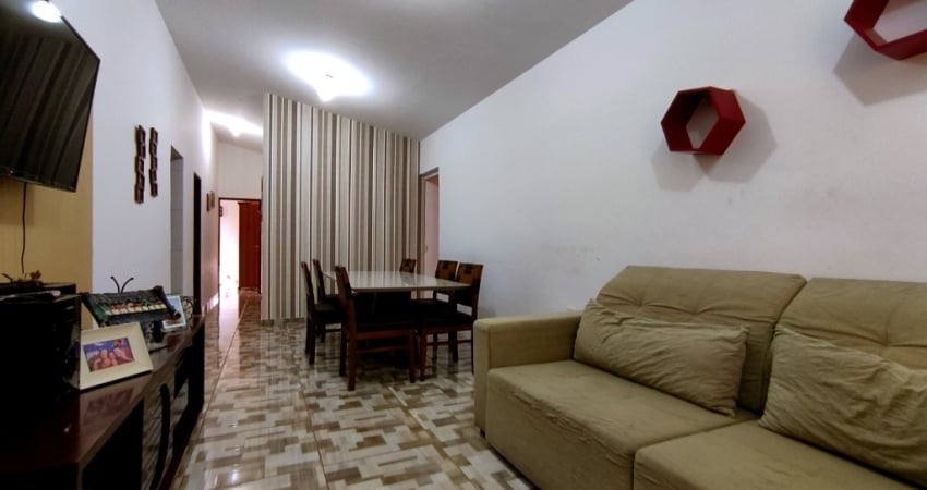 Casa com 04 quartos, sendo 02 suítes. Tab. dos Martins