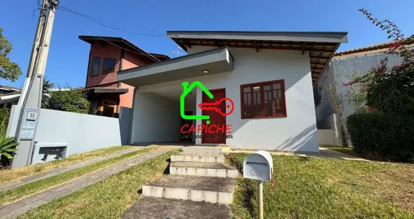 Casa de alto padrão em condomínio de luxo em Vinhedo-SP, bairro Pinheirinho: 3 quartos, 1 suíte, 2 salas, 2 banheiros, 2 vagas, 150 m².