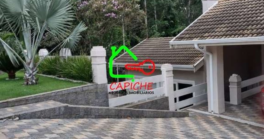 Casa de alto padrão em condomínio exclusivo em Vinhedo-SP: 3 quartos, 3 suítes, 3 salas, 5 banheiros, 4 vagas, 400m². Venda ou locação!
