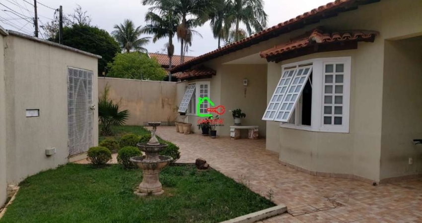 Casa à venda em Vinhedo-SP, 4 quartos, 1 suíte, 2 salas, 4 banheiros, 8 vagas de garagem, 334m².