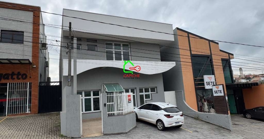 Prédio Comercial à Venda em Vinhedo-SP, no Bairro Santa Rosa: 4 Salas, 2 Banheiros, 2 Vagas de Garagem - 200m² de Área