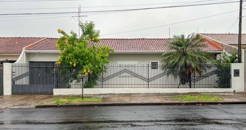 Casa à venda na Zona Norte de Maringá com Piscina | 3 quartos  sendo 1 suíte