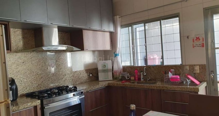 CASA A VENDA JARDIM GUAIRAÇA , COM 88,76 M  CONTRUÇÃO COM 1 SUÍTE E 2 QUARTOS