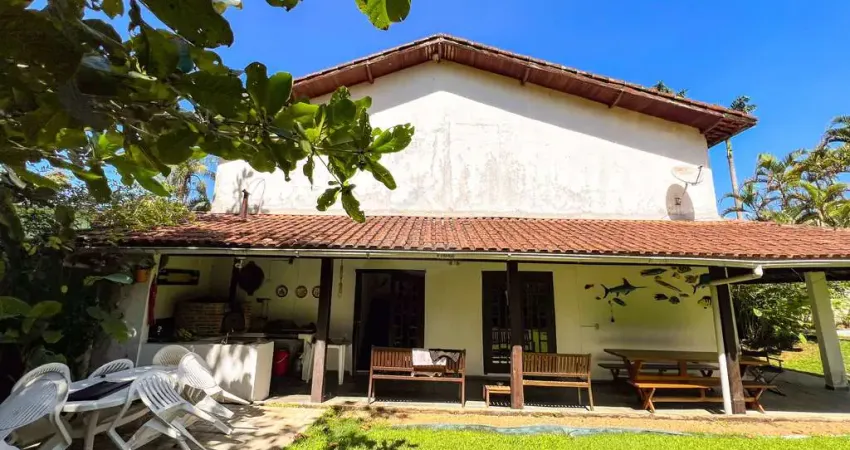 Casa com Piscina Privativa na Barra do Sahy - À VENDA