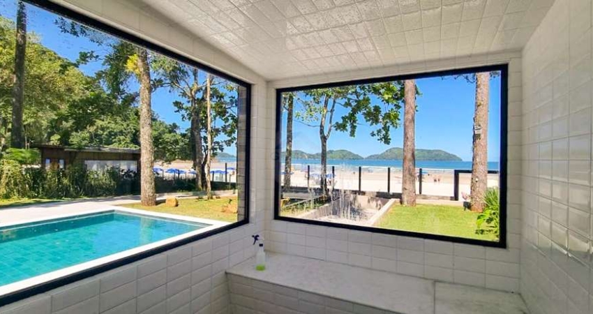Casa a poucos passos do mar, em Condomínio pé na areia na Praia de Juquehy - À VENDA