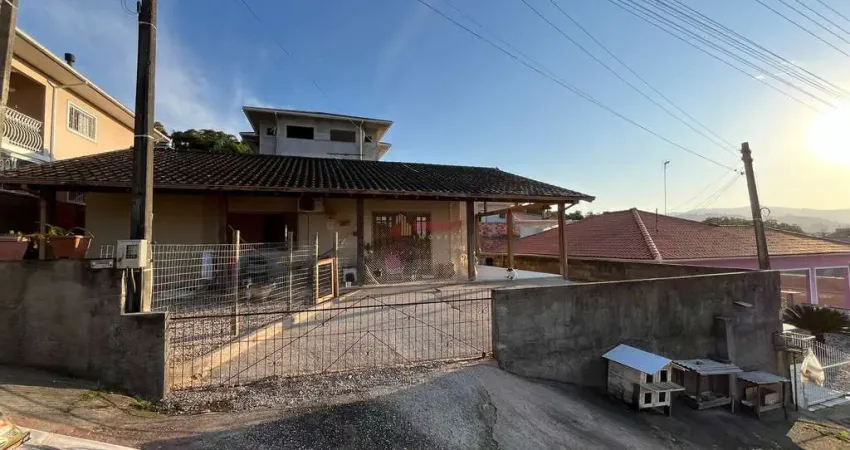Casa com 3 quartos à venda na Rua das Flores, 604, Centro, Antônio Carlos