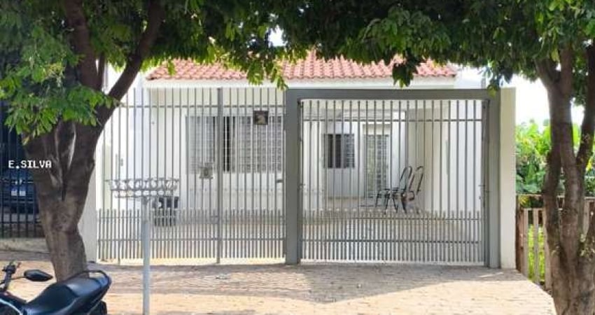Casa Térrea para Venda em Maringá, Jardim Leblon, 2 dormitórios, 2 banheiros, 3 vagas