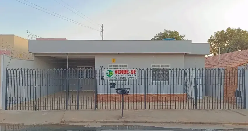 Casa à Venda no Bairro JK – Montes Claros/MG | 267m² Terreno + Barracão no Fundo
