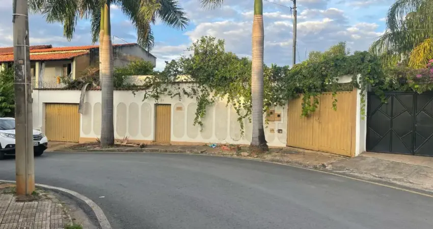 Vende-se Terreno Amplo/Casa Antiga | Bairro São José – Montes Claros/MG