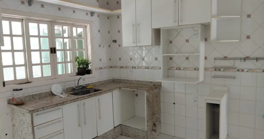 Casa duplex -4 qtos-armarios- localizacao privilegiada .vargem pequena