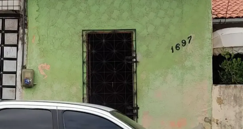 Vendo Casa na Rua Eusébio de Queiroz, no bairro Montese
