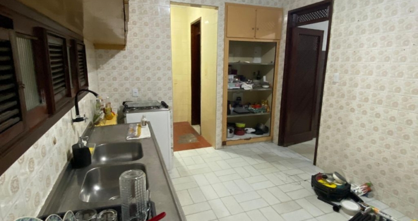 Vendo Lindo Apartamento na Rua Justiniano de Serpa, bairro Farias Brito. Fica por trás do Shopping Benfica