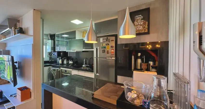 Apartamento mobiliado, 2 dormitórios, suite, sacada, churrasqueira, 2 vagas de garagem no Petrópolis