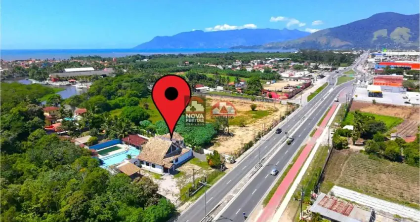 Grande ponto comercial na rodovia, com grande estacionamento e espaço interno