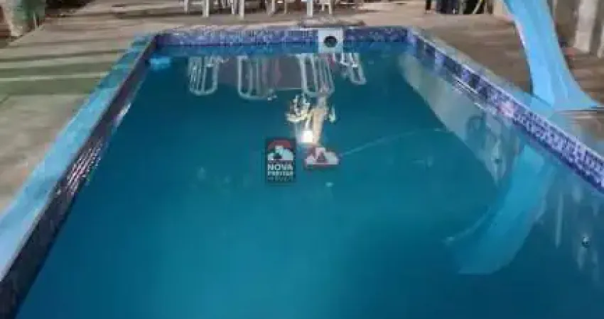 Chácara de 8 mil m². repleta de árvores frutíferas e com piscina e churrasqueira.